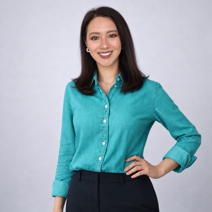 Liya Bergen smiling in a turquoise shirt