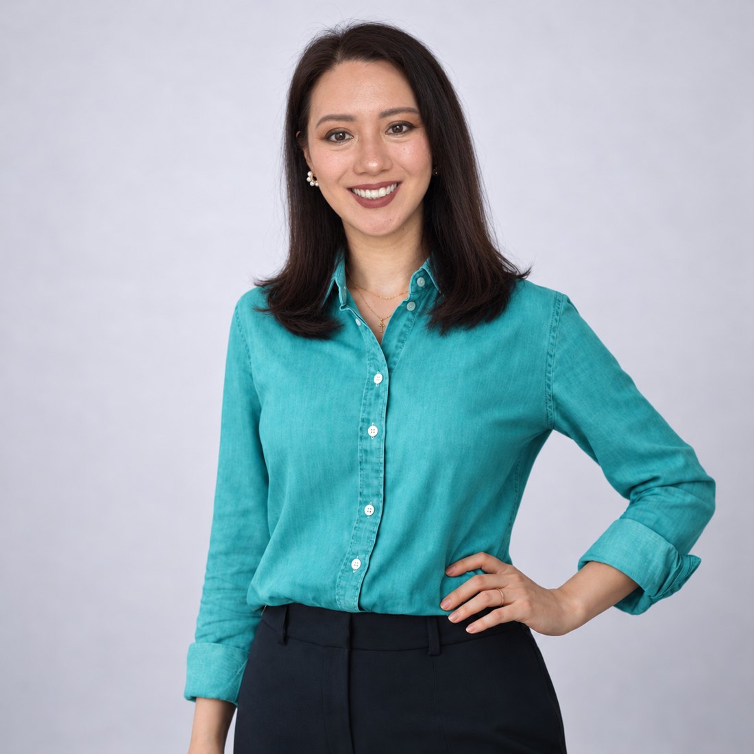Liya Bergen smiling in a turquoise shirt